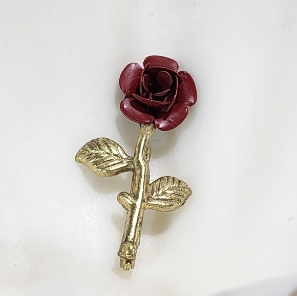 Vintage Goldtone Deep Red 3D Rose brooch pin simple classy elegant - Picture 2 of 8